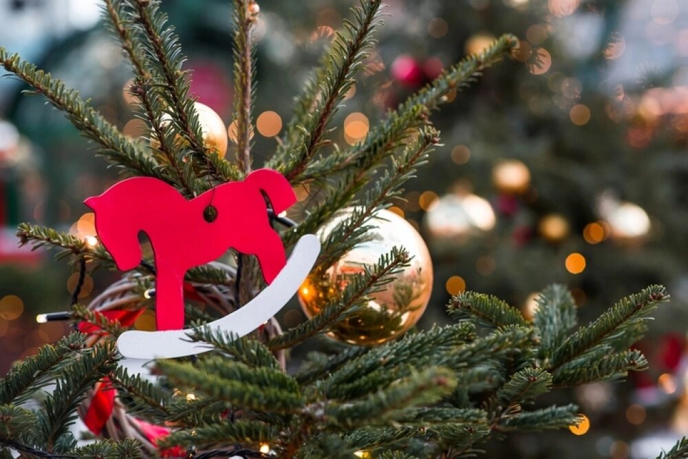    Символ года ценит естественность, поэтому выбирайте игрушки с выразительной фактурой: матовые стеклянные шары, фигурки из дерева, керамики, войлока или бумаги. Фото: istockphoto.com