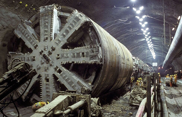 Прокладка проходит с постоянной коррекцией направления