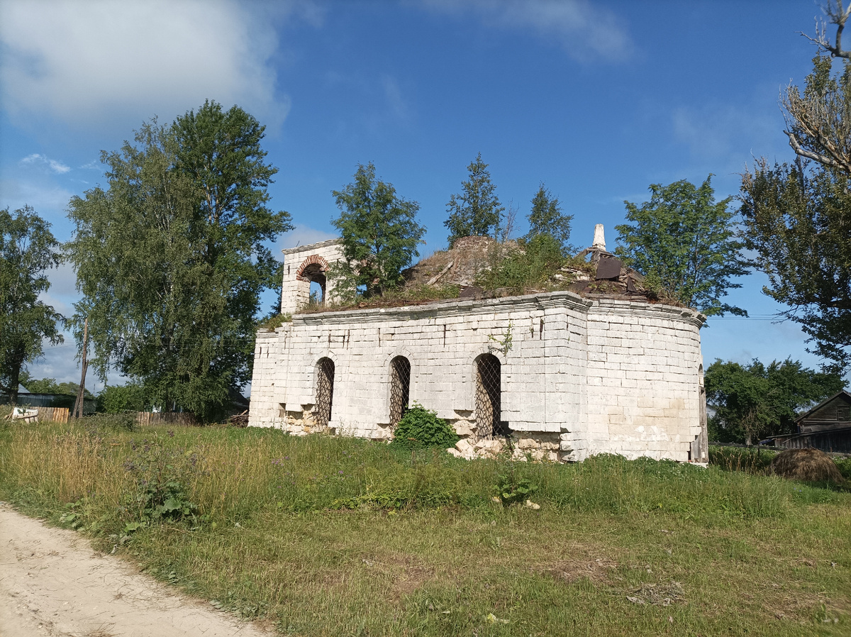 По пути проехал к полуразрушенной Казанской церкви, построенной в 1795 году на средства помещика И.П. Власова в стиле классицизм из того самого белого старицкого камня.