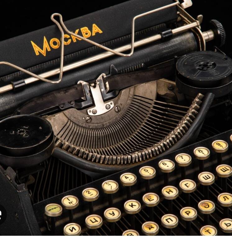 💎 #25 #Летопись дня ! Удачный период  ! Сон-пишущая машинка! Перестановка в офисе, под новое направление! 
 22 ноября 25 года, суббота  ,                                                               
©Елена ОгнеЯра Парецкая
Период достаточно большой, не писала, особо ничего, и была занята, особенно с 10.11 до 18.11.25 года. Все прошло благополучно, как и было запланировано. Большая благодарность всем тем, кто помогали нам в эти дни! 
Есть сложности, в некоторых вопросах, возникли они с 29 июля 25 года, с 16:20, из за некоторых электростальских чиновников, коррупционными по полной, решаются  сейчас вопросы по отношению к этим людям на уровне СК РФ и выше . 
За этот период проявились все по фамильно и по должностям, список стал более точный, что упрощает радиус действий. 
Сегодня снился сон: , и я нахожу среди каких то вещей,  старую пишущую машинку, одна голубая без каретки, а вторая золотистая  старинная, небольшая,  клавиатура круглая, золотая, буквы русские, с кареткой и рабочая и я беру эту пишущую машинку себе. 
Сон интересный своей реальностью, как наяву. Толкование позитивное. 
Ездила периодически в офис, работала как всегда, сегодня еще переставляла некоторые предметы, что бы освободить больше места в середине офиса. Но не совсем все получилось так как мне хотелось бы, предстоят еще дорабатывать пространство. 
Хочется конечно,  все так разложить, что б каждая вещь была на своем месте, но так не получается, нет столько емкостей удобных, поэтому пока что все так. 
Вечером заехали, купила тортик, такой себе вкусный оказался! 
 ©Елена ОгнеЯра Парецкая #картадня
Запись на сеансы:  89165858244 ( телеграм, телефон, вацап), 89150618128 ( телеграм, телефон) 
#ЕленаПарецкая #ОгнеЯра 
#предсказатель  #медиум  #парапсихолог  #футуролог  #таролог #кудесница #славянскаяшаманка #Велес #метафизика #картыленорман  #оздоровление  #целитель #книгивсеславасоло #нанм  
#язычество #насмп