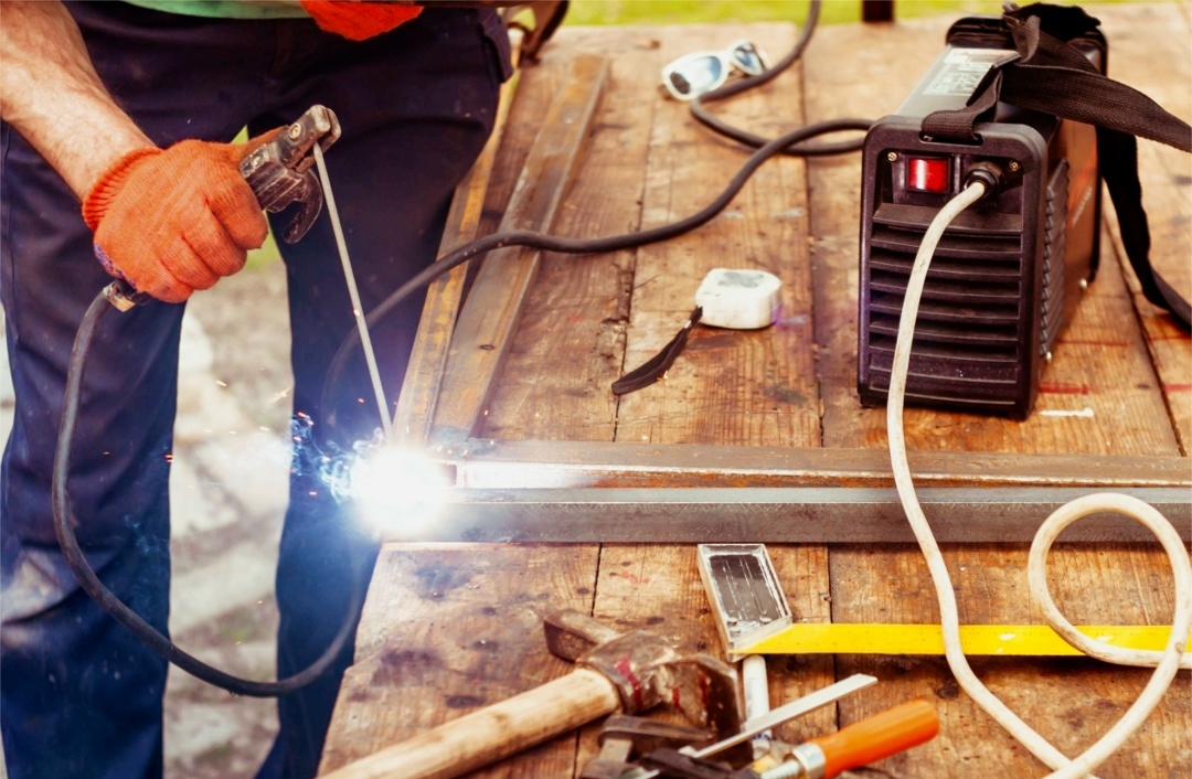 Использовать нужно исправный заводской сварочный аппарат