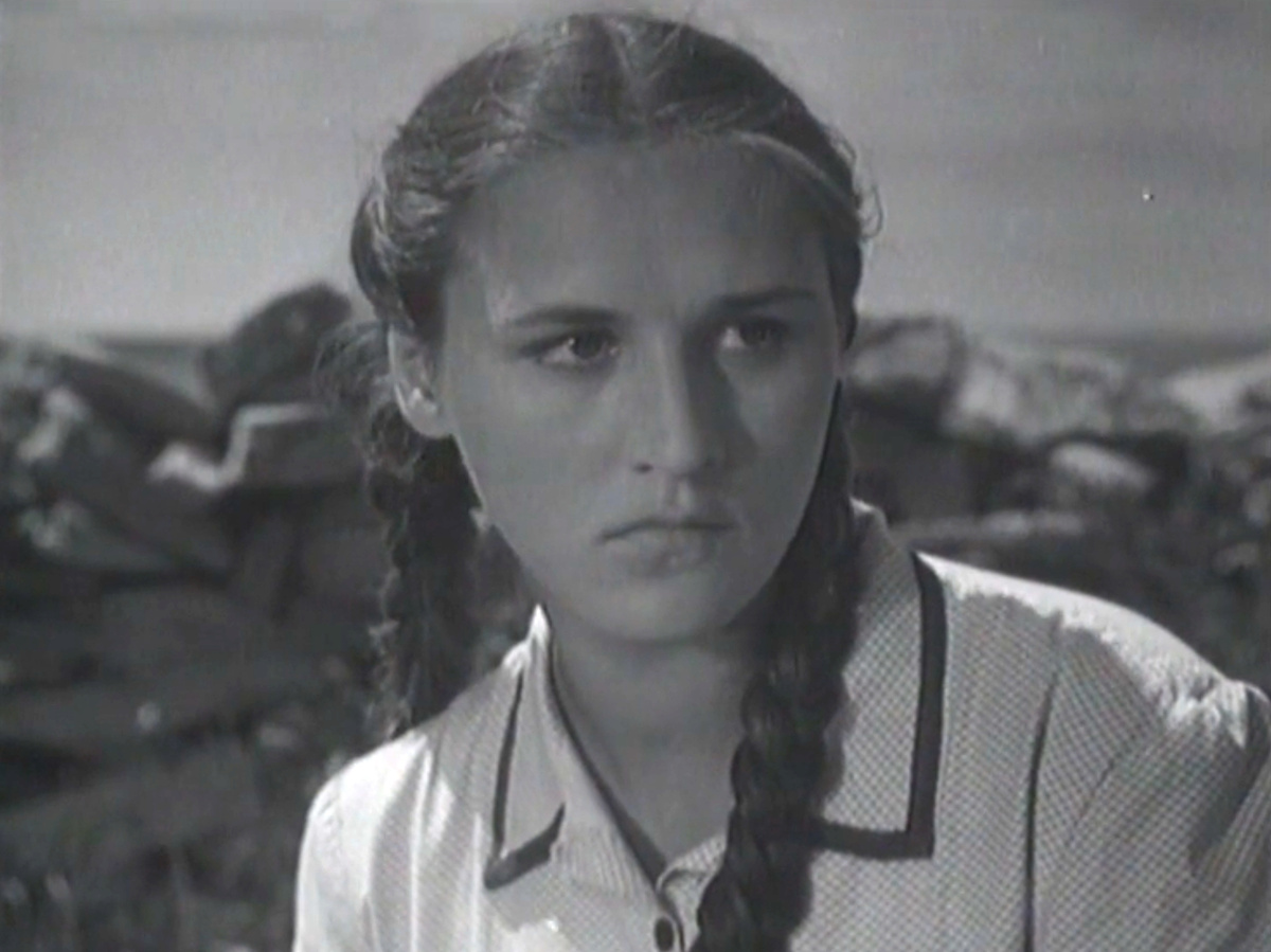 Нонна Мордюкова в роли Ульяны Громовой. Кадр из кинофильма "Молодая гвардия", 1948 г., режиссер и сценарист Сергей Герасимов, композитор Дмитрий Шостакович (скриншот) 