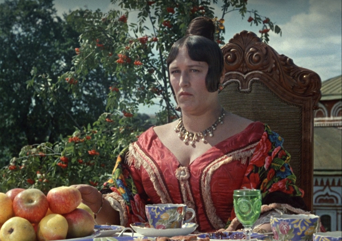 Нонна Мордюкова в роли купчихи Белотеловой. Кадр из кинофильма "Женитьба Бальзаминова", 1964 г., режиссер и сценарист Константин Воинов, композитор Борис Чайковский (скриншот)