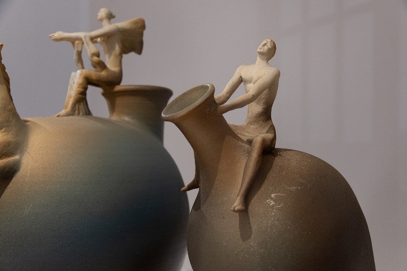 Декоративная композиция «Крымские каникулы». Фрагмент. Москва. 2017. Фаянс, глазури цветные, лепка, обжиг. Из коллекции музея-заповедника «Царицыно»