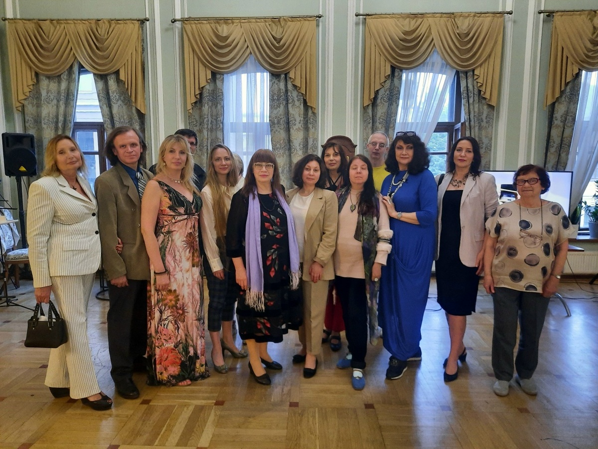 Участники вечера памяти А. Вознесенского и К.Кедрова в усадьбе Григорьева-Писемской в Москве.