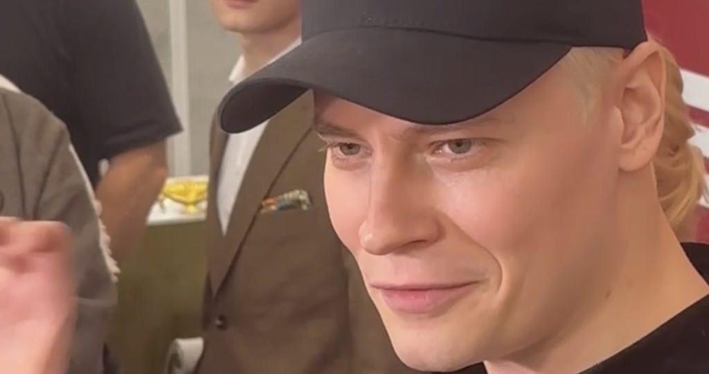 SHAMAN в Кремле: сыграл на балалайке, станцевал с женой и хлестко ответил хейтерам — как прошел юбилейный концерт