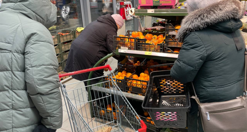    Зачем продавцы из "Магнита" и "Пятерочки" забирают себе маленькие пакетики из ящиков с бананами