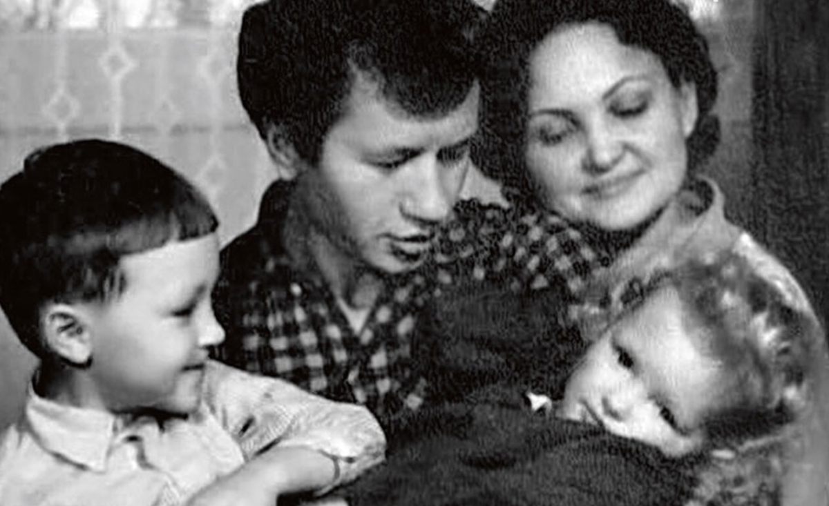 Леонид Быков с женой Тамарой, сыном Александром и дочкой Марьяной