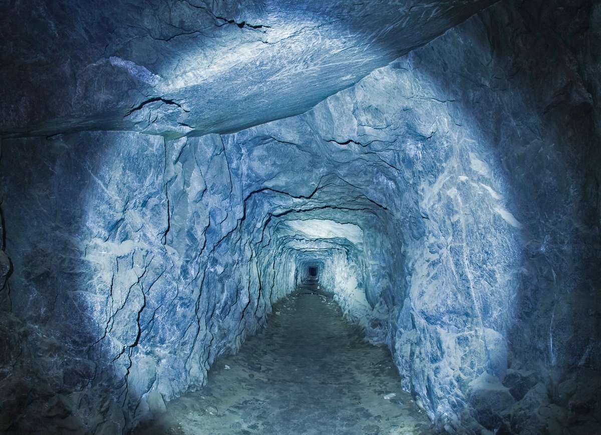 Словно их выбивали с помощью инструментов. (Фото: i.ytimg.com).