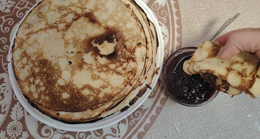    Блины будут тоньше листа бумаги: нужно лишь прекратить добавлять в тесто один продукт