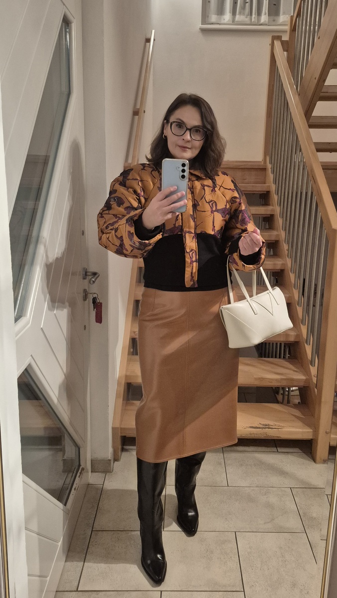 На мне. Всё ещё +9°С и дождь🌧