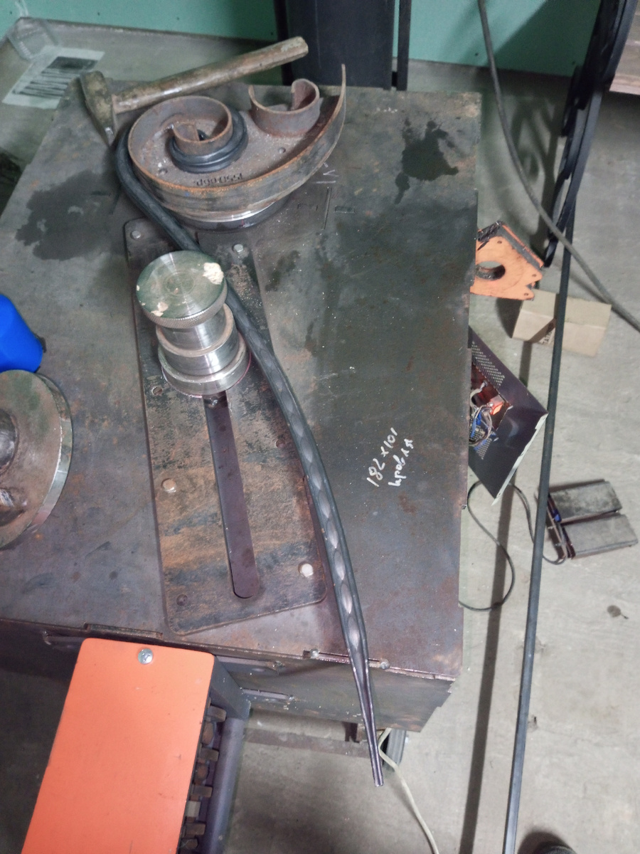 Геем профильную трубу с декоративным прокатом. 