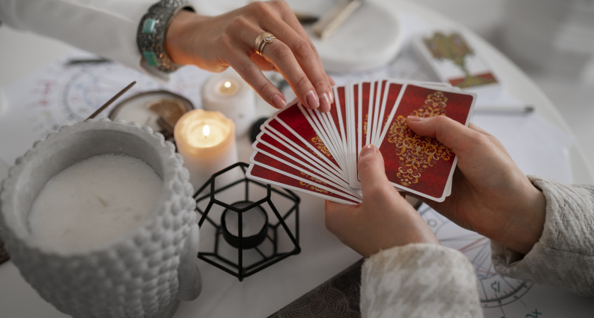    Таро предупреждает: в декабре 2025 один неверный шаг изменит всё — что финал года готовит каждому знаку Зодиака