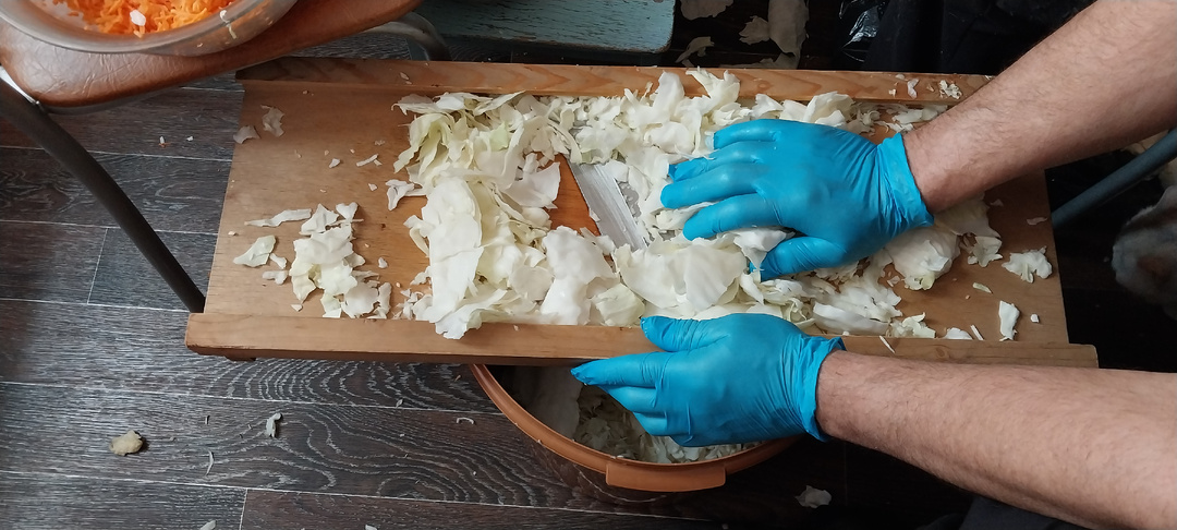 Для чего, когда солят капусту, нужно надевать перчатки!