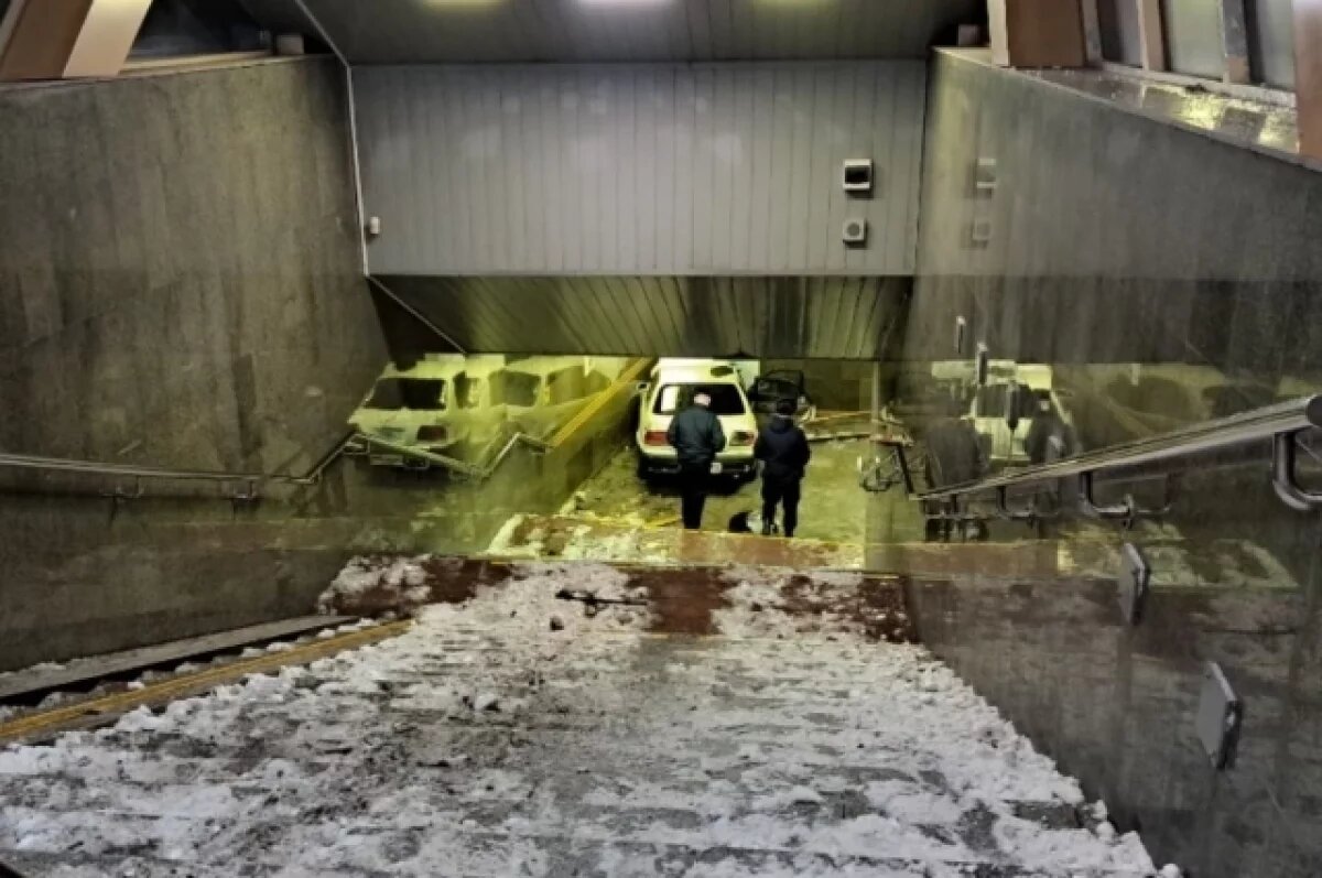    Автомобиль въехал в вестибюль станции метро «Золотая нива» в Новосибирске
