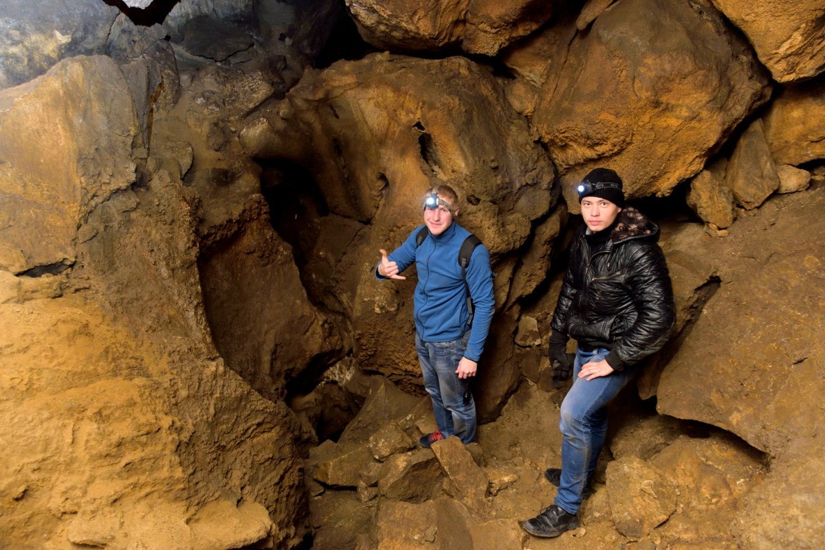 Ещё молодой и горячий автор с друзьями в пещере на восточном побережье Байкала.