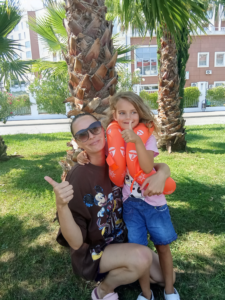 Днём загораем, вечером всё равно в джинсы и ветровки)