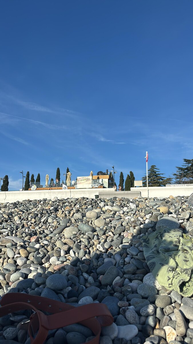 Пляж напротив ресторана Magellan,пгт. Сириус