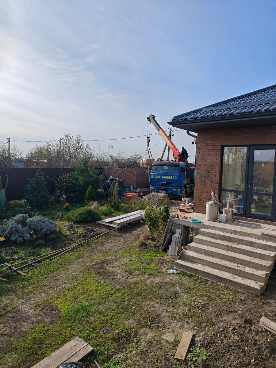 Прибыла очередная партия кирпича