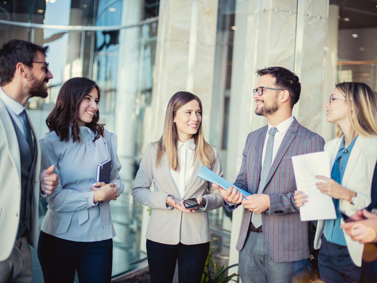    Коллеги общаются© iStock.com / LukaTDB