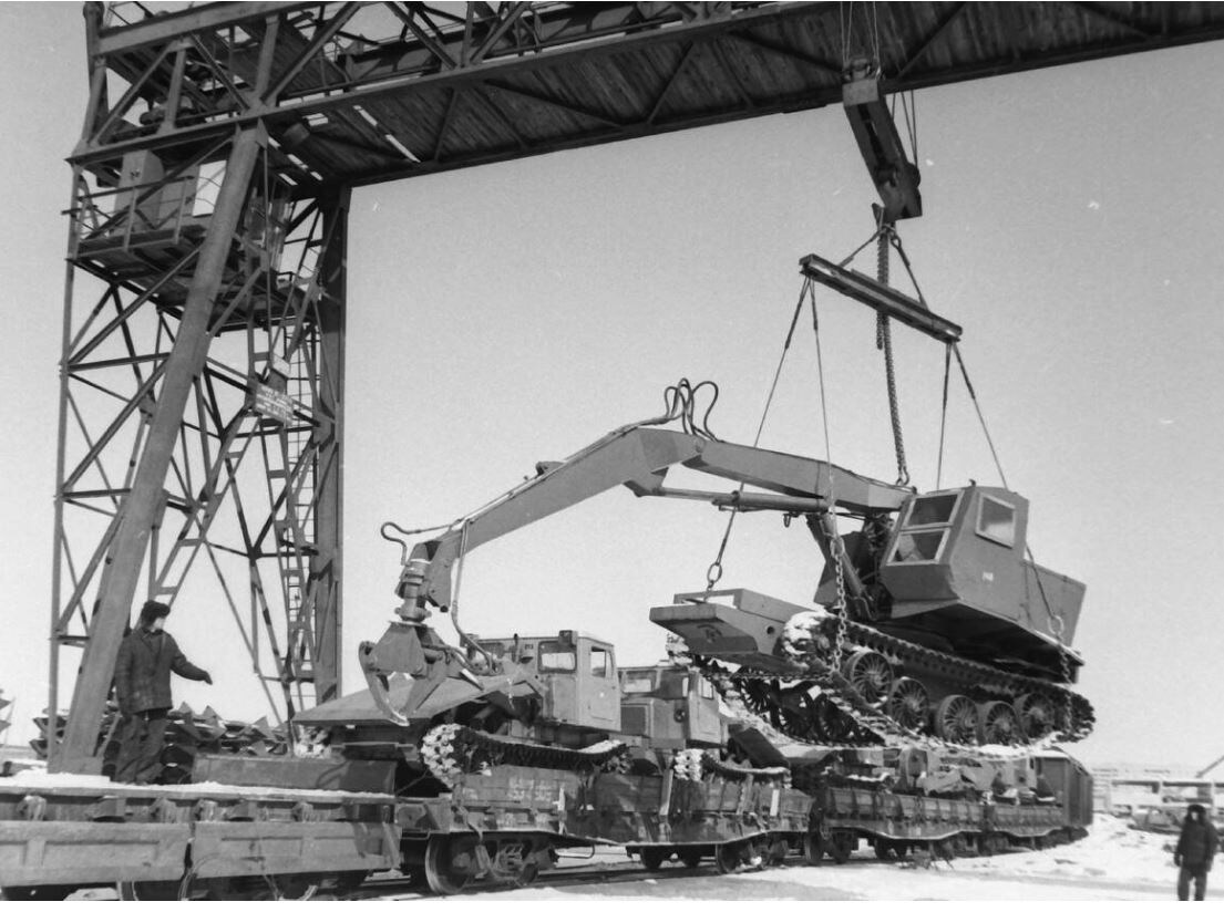 Авторемлес. Погрузка техники для отправки в леспромохоз. 