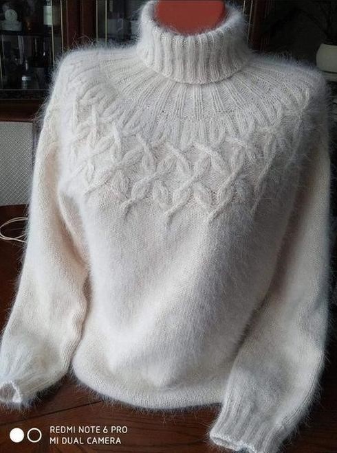 Белый пушистый свитер вязаный от ворота гольф с круглой кокеткой