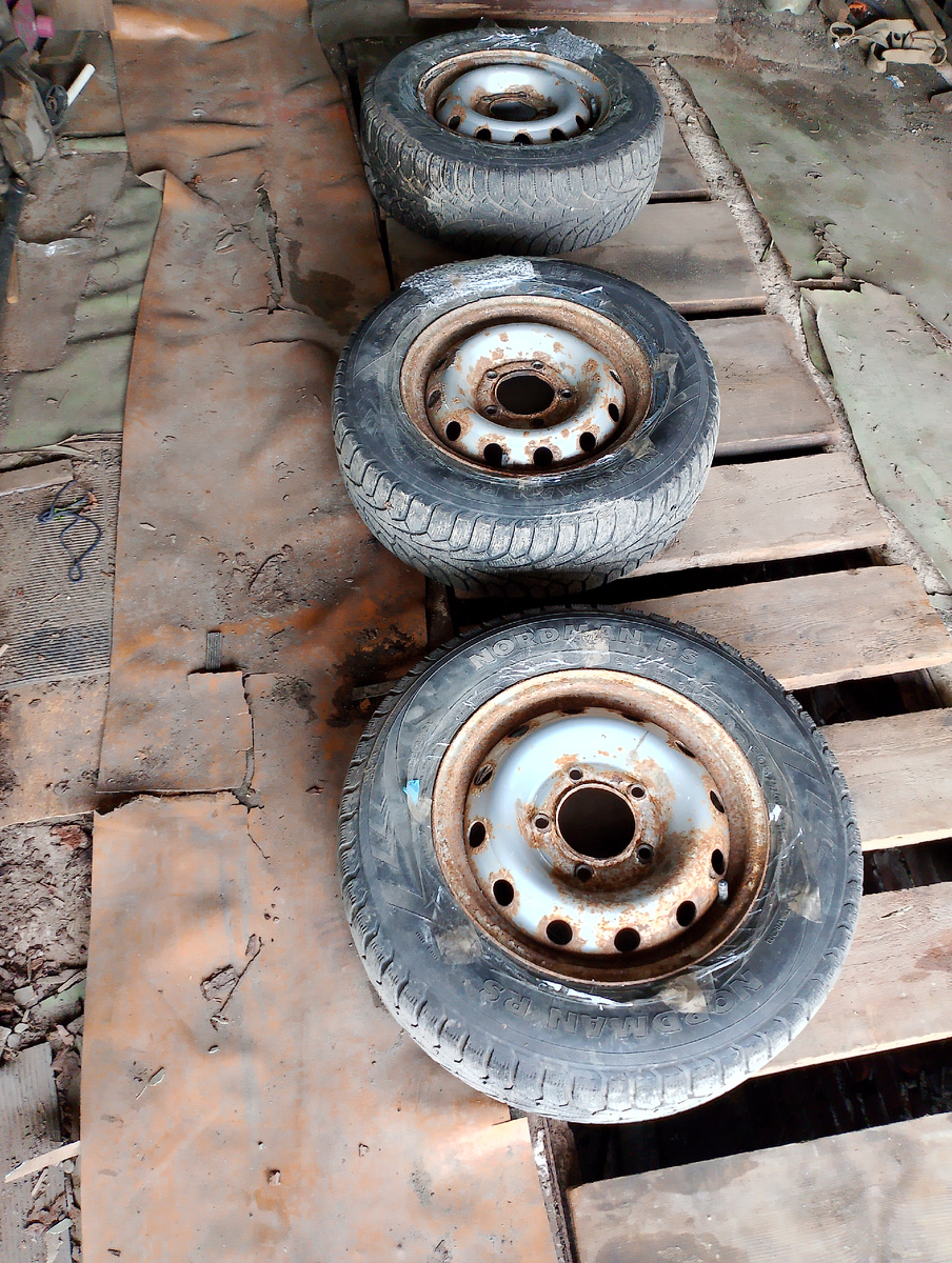 Облепила скотчем шины, чтобы краска не попадала