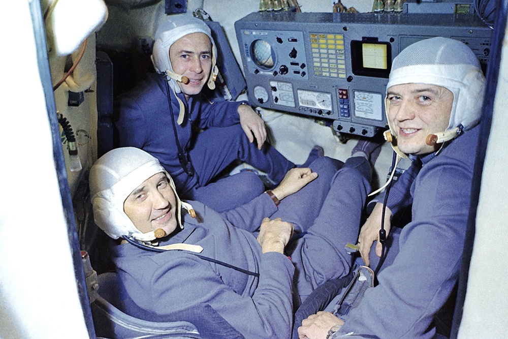    Экипаж космического корабля "Союз-11" в кабине корабля-тренажера (слева направо): инженер-исследователь Виктор Пацаев, командир корабля Георгий Добровольский, бортинженер Владислав Волков. Во время подготовки к полету в космос. / Фото: Александр Моклецов/ РИА Новости