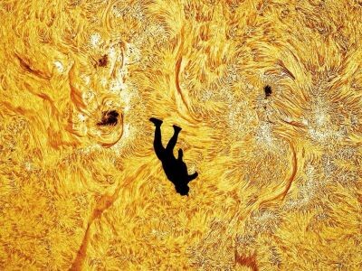    Cкайдайвер сделал уникальный снимок на фоне Солнца