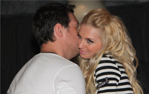 Сафонов и Савельева убеждали всех в шикарной жизни за рубежом