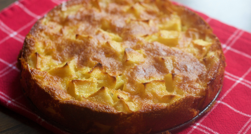    Замешиваем за 5 минут и подаем на стол ароматный яблочный пирог: съедается еще горячим — божественнее шарлотки