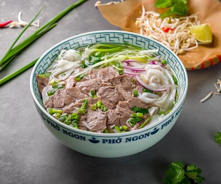 Подача супу Фо бо .