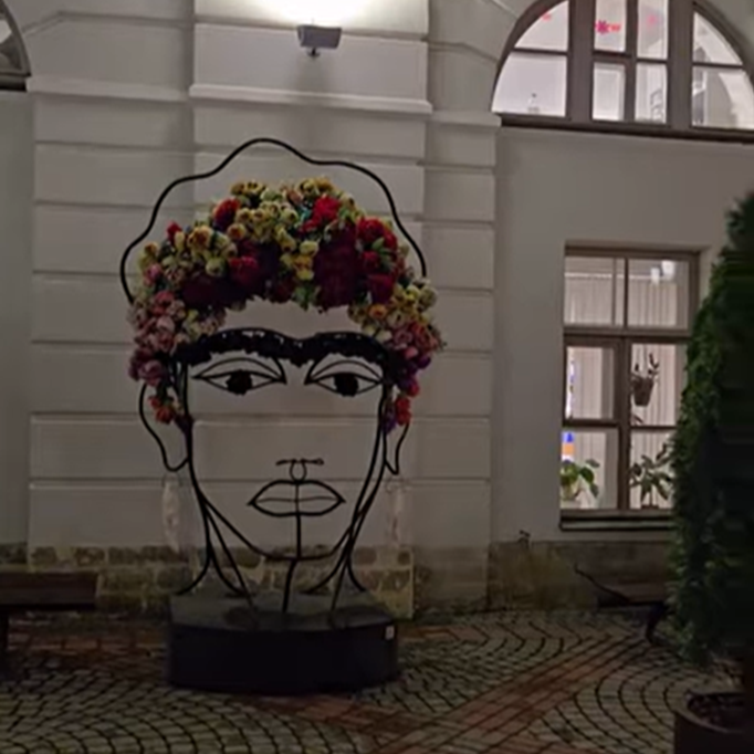 Арт-объекты во дворе Музея Фаберже