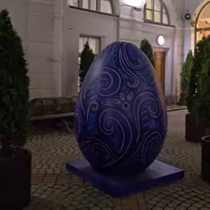 Арт-объекты во дворе Музея Фаберже