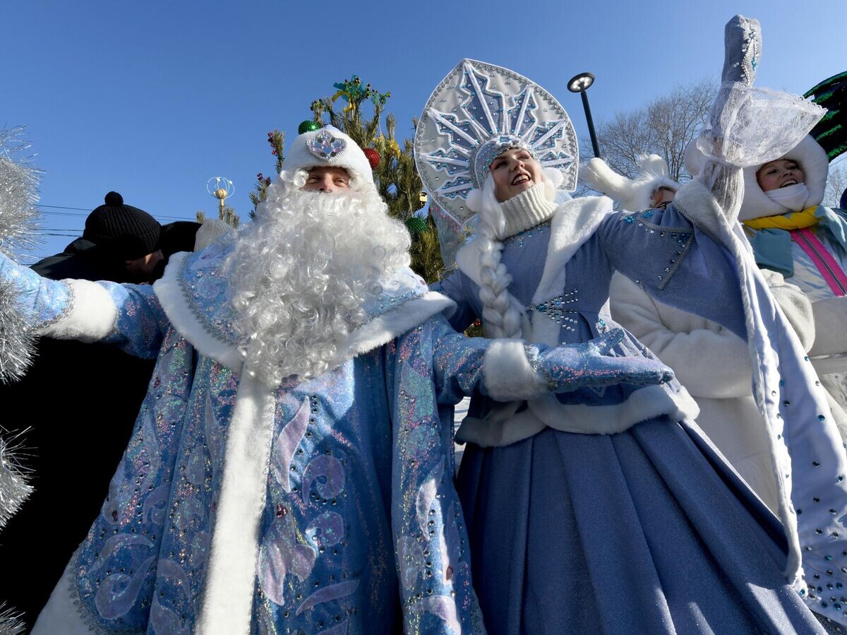    Участники парада Дедов Морозов и Снегурочек© РИА Новости / Евгений Епанчинцев