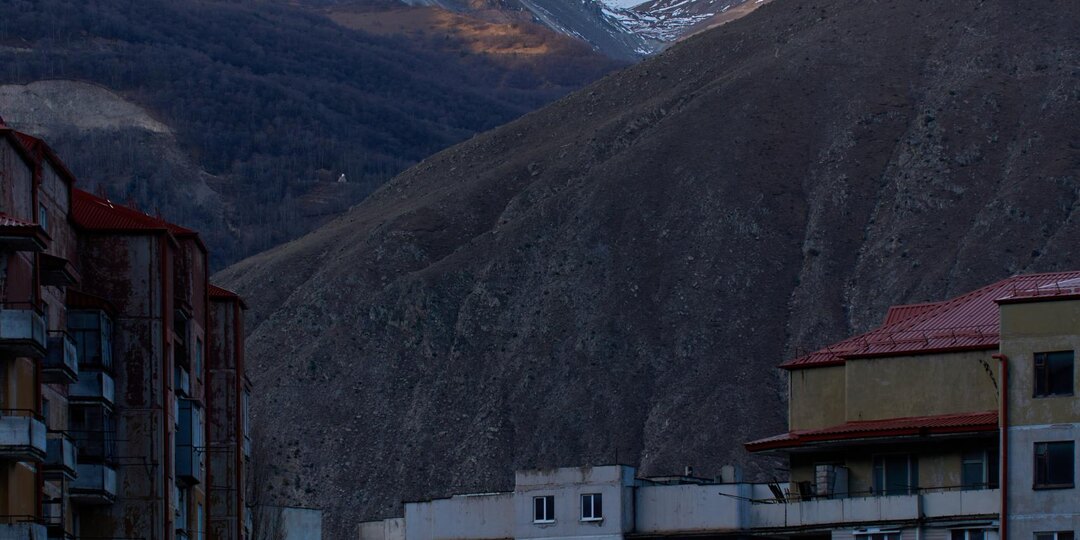 Вчера меня осенило - золотая осень - это только у нас тут на Кавказе продолжается, а во всей остальной России уже давно зима снежная и