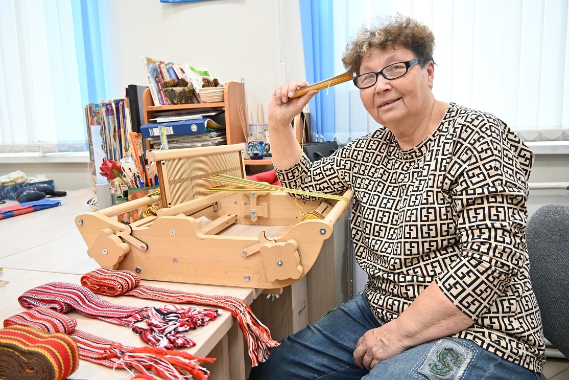 В течение нескольких лет Надежда Литвинова с нуля осваивала первый в ее жизни ткацкий станок