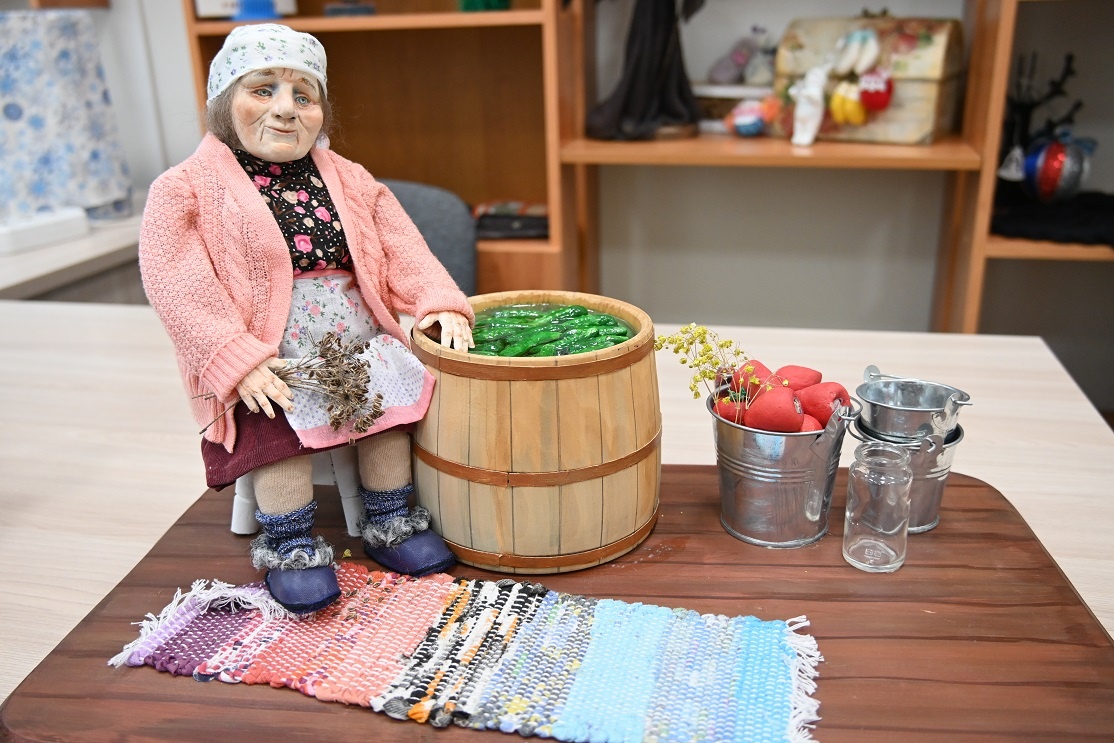 А это композиция из застывающей глины «Солистка» (от слова "солить"), за нее мастер получила диплом лауреата «Мастера Красноярья»