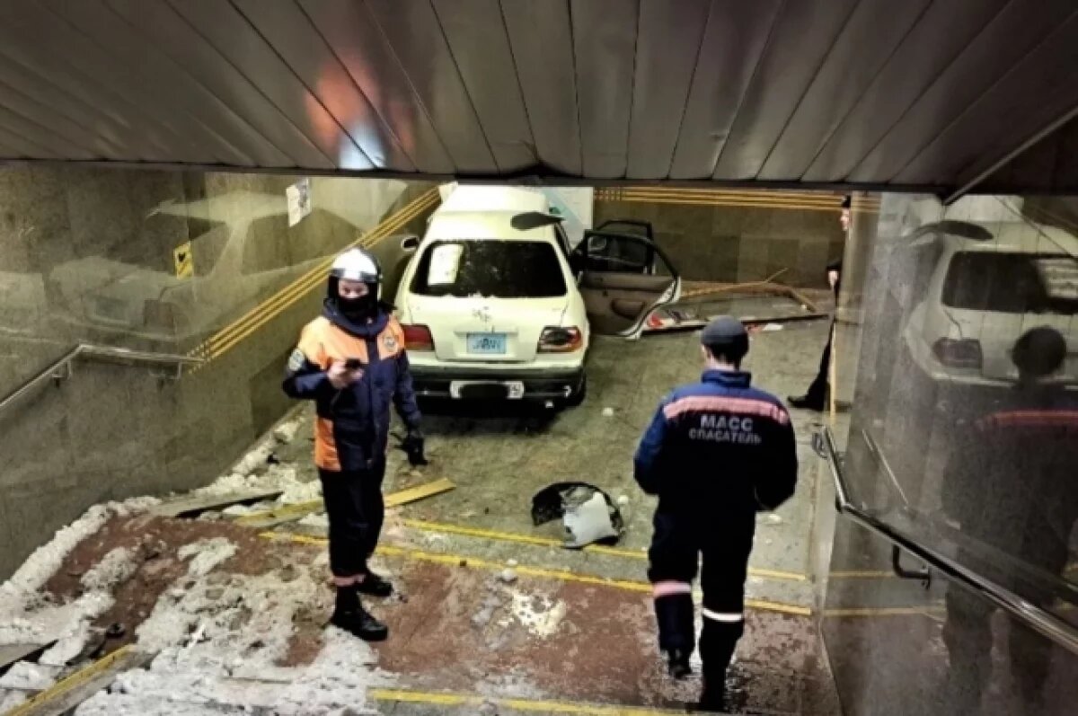   Спасатели убрали авто, протаранившее вестибюль метро в Новосибирске