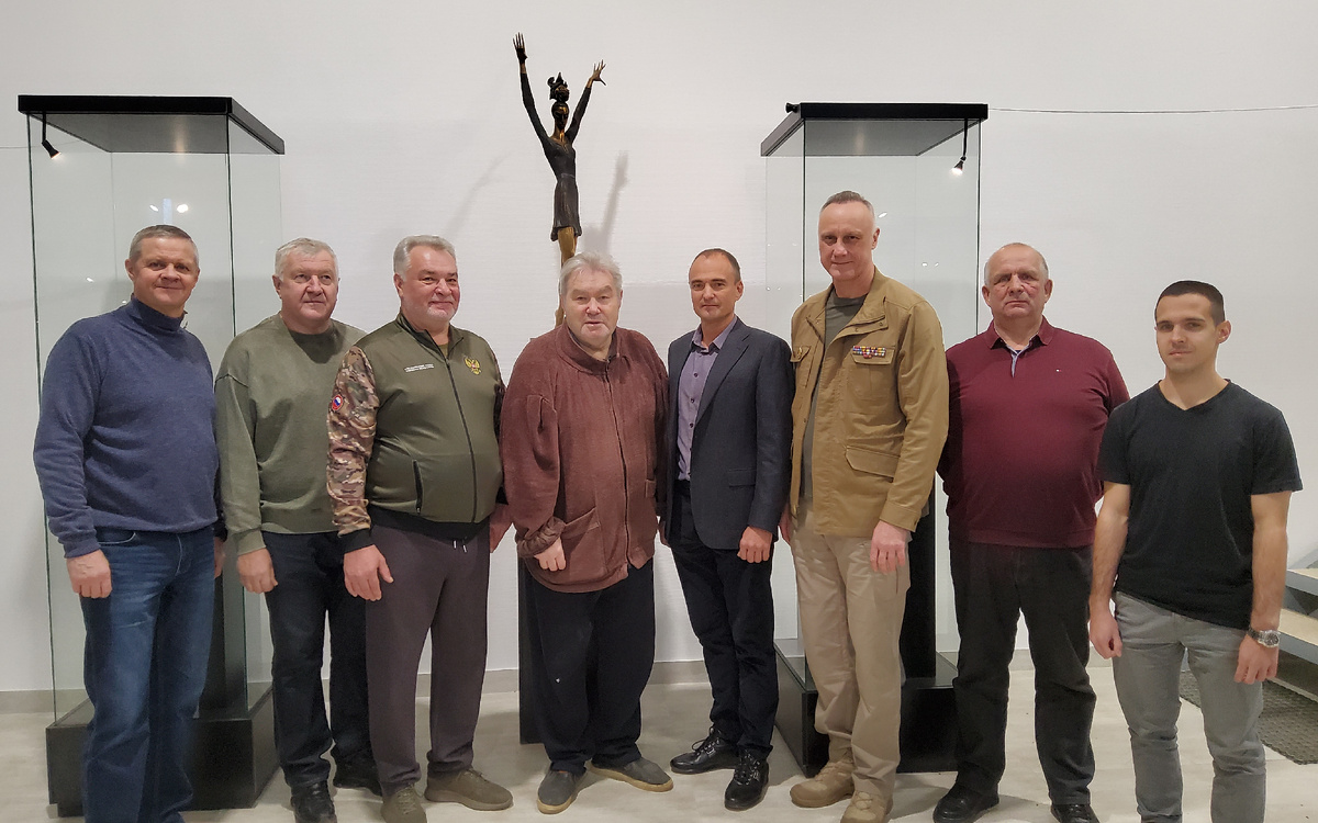 21.11.2025 в мастерской руководителя общественного совета филиала РСБИ Челябинской области Виктора Митрошина прошла рабочая встреча филиала. Rостяк филиала РСБИ Челябинской области: президент филиала генерал-майор Виктор Кузенков, вице-президенты филиала генерал-майор Владимир Корягин, депутат госдумы Олег Голиков, руководитель федерации боевого снайпинга Челябинской области Александр Сологуб, учредитель ООО "ВторРесурс" Алексей Котовский, руководитель общественного совета филиала РСБИ скульптор Виктор Митрошин, заместитель руководителя общественного совета главный редактор газеты "Танкоград" Сергей Алабжин, руководитель пресс-службы филиала Александр Суханов.