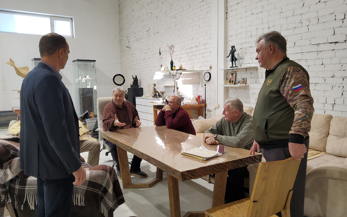 21.11.2025 в мастерской руководителя общественного совета филиала РСБИ Челябинской области Виктора Митрошина прошла рабочая встреча филиала.