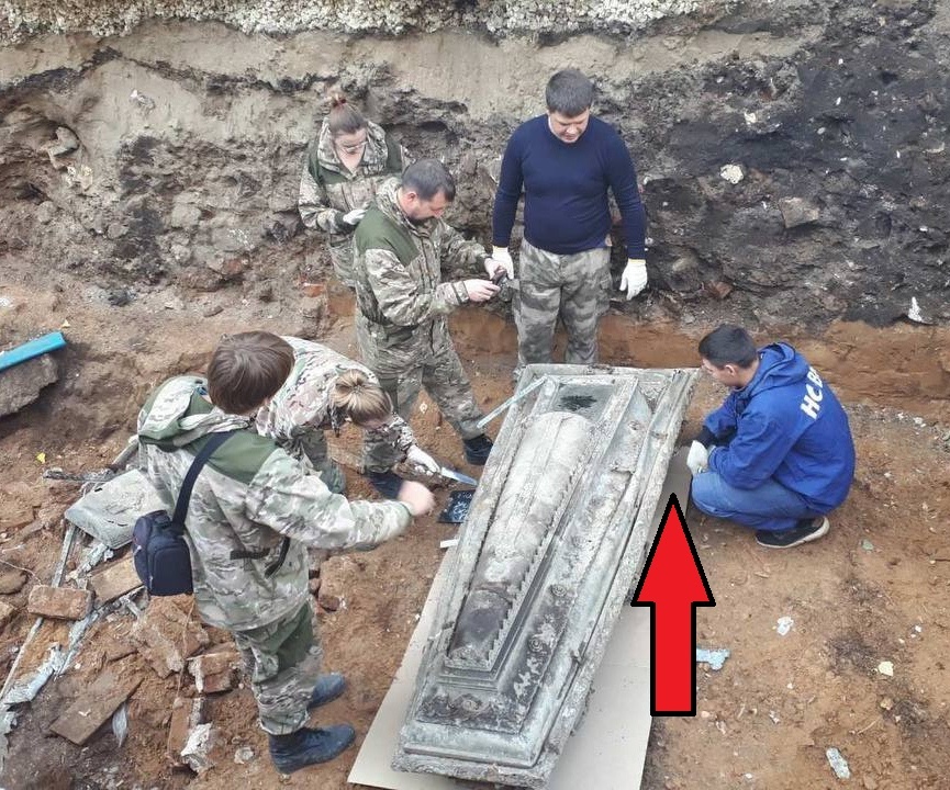 Вмятина на гробе означает что он из металла.