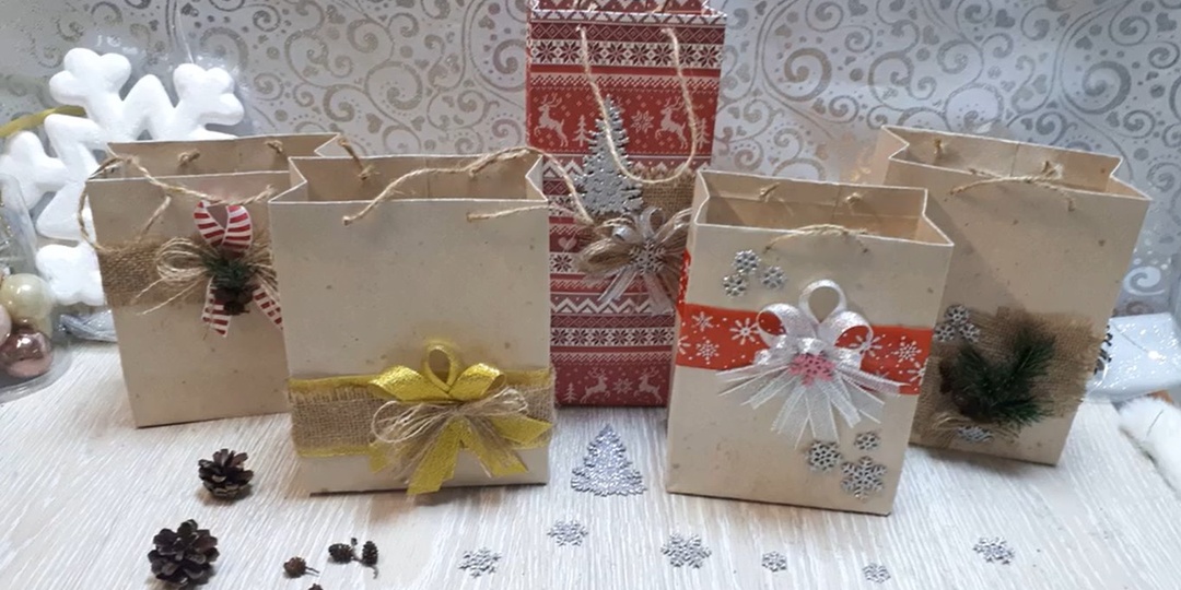 А вы готовы упаковывать подарки для своих друзей? Еще нет? Тогда срочно делаем подарочные пакеты - легко и просто!