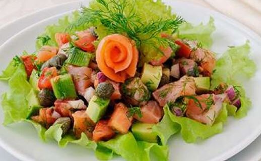 САЛАТ С КОПЧЕНЫМ ЛОСОСЕМ