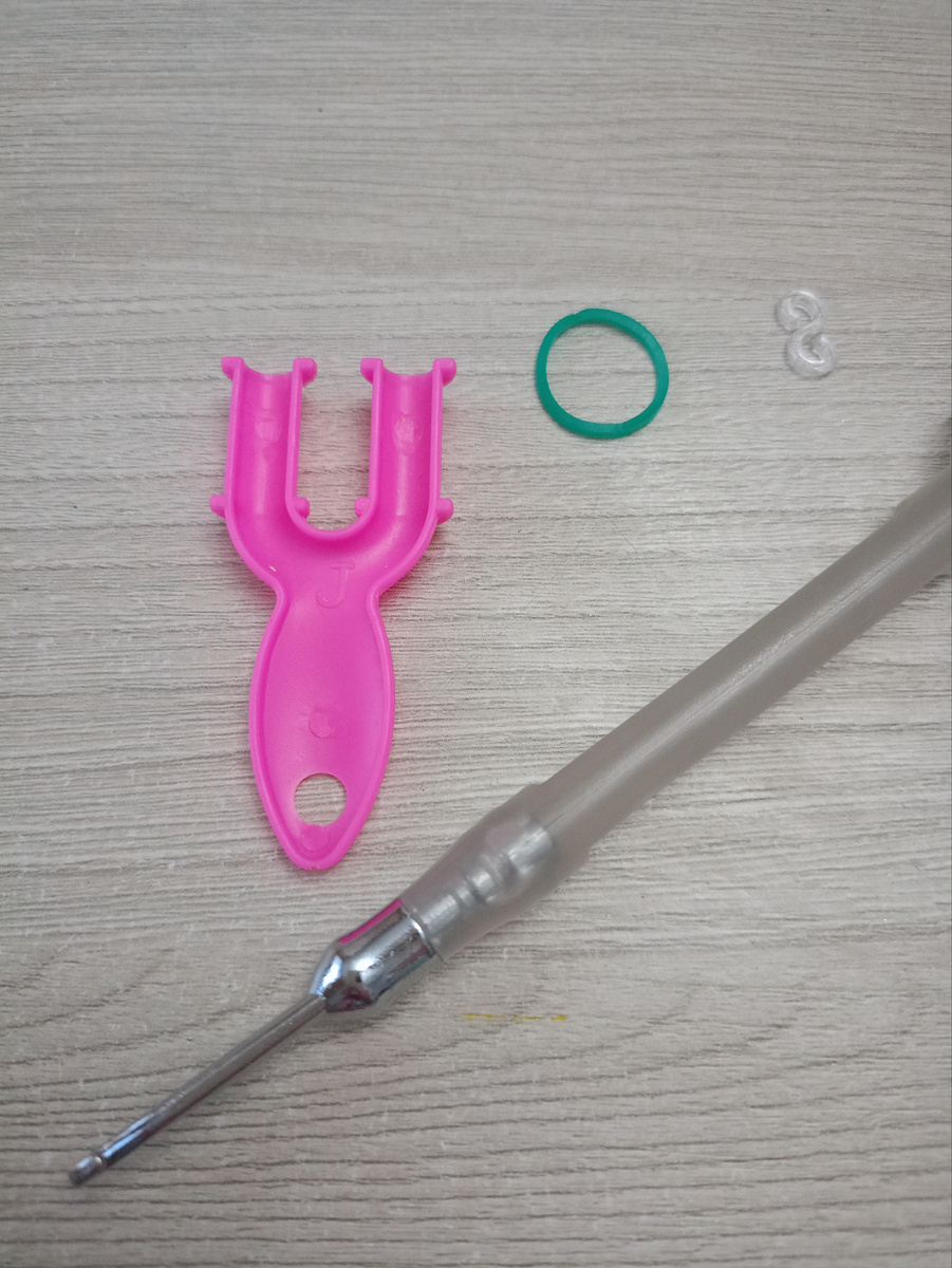 Сначала приготовим рогатку, крючок ,клипсу застёжку ,и резиночки любых цветов. 