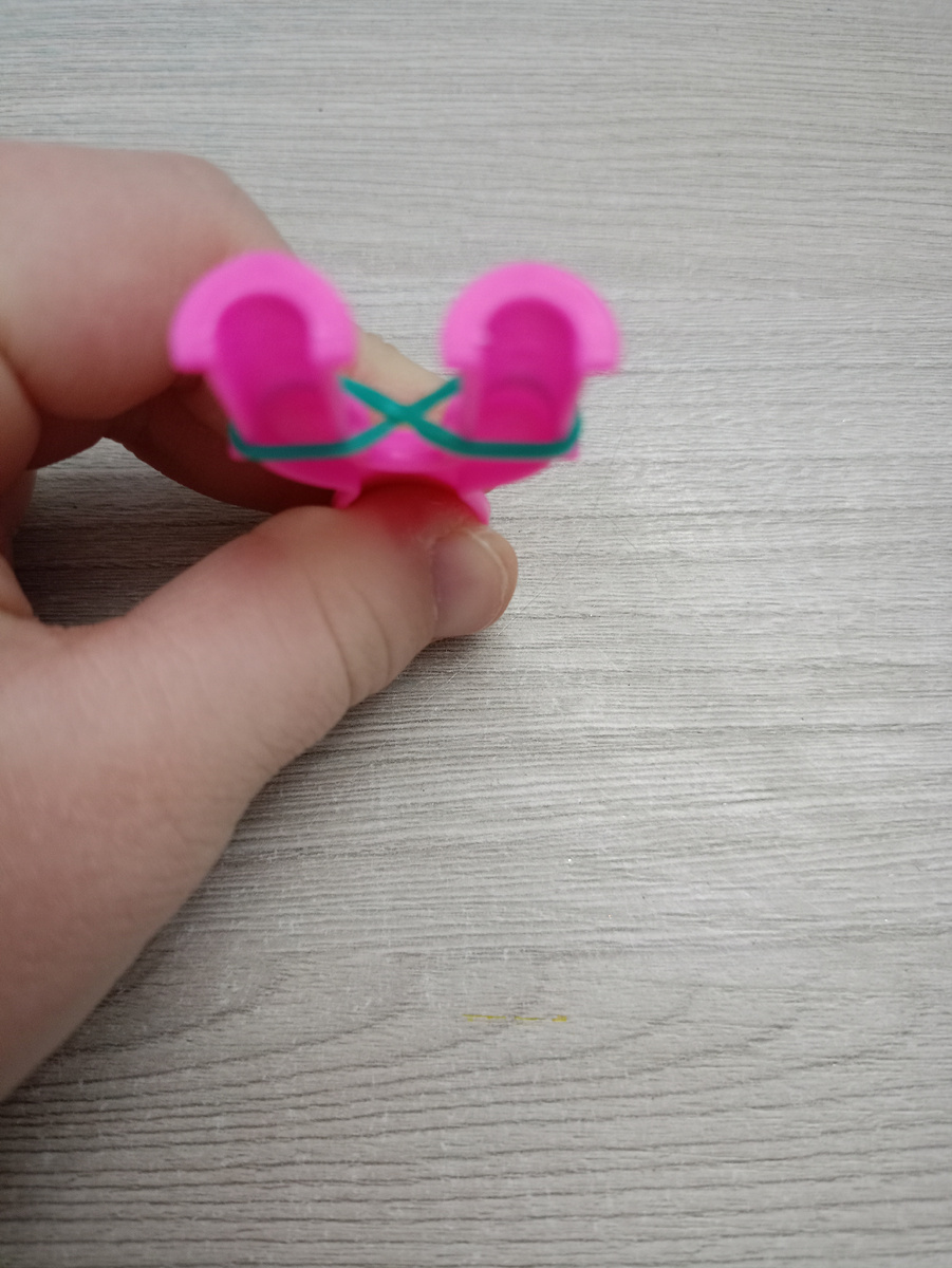 Теперь оденем одну резиночку на рогатку и прокрутим её восьмёрочкой вокруг столбиков. 