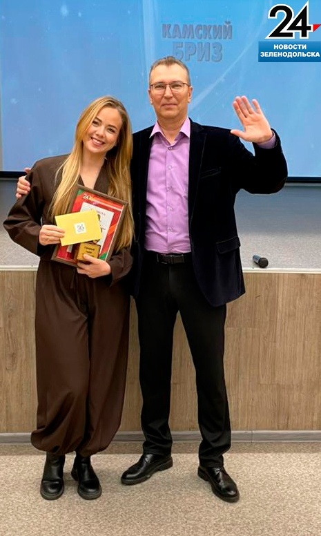 Татьяна Коварина, главный редактор телеканала «Зелёный Дол», получила награду из рук руководителя телеканала «Татарстан 24» Андрея Кузьмина