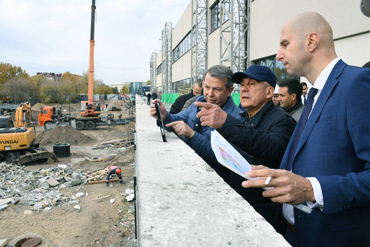    По нашим данным, обновленный ЦУМ должен открыться 1 марта 2026 года — такую дату поставил Минниханов во время своего последнего осмотра центра в октябре.   
Фото: rais.tatarstan.ru