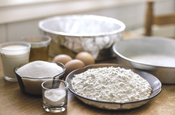 Способы подготовки формы для выпечки могут различаться в зависимости от типа выпечки