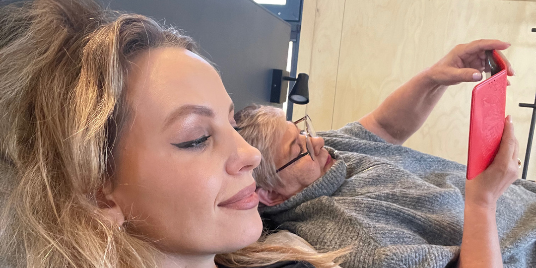 Почему советские бабушки нянчили всех подряд, а современные выбирают жить для себя? Не вина, а правда времени.